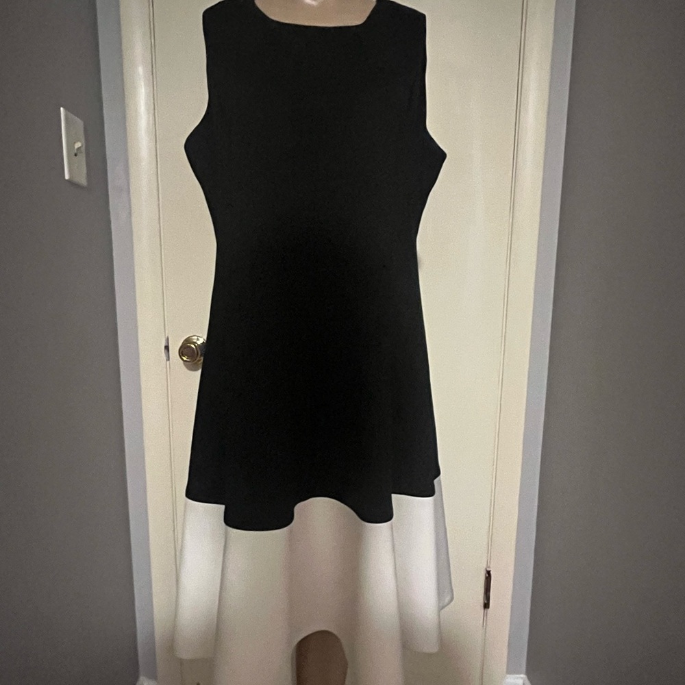 Calvin Klein -Sz 14-Black/White Sleeveless jewel neck. Zipper back. Classic.